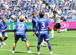 長崎－神戸　前半２７分、神戸の武藤（右端）がヘディングシュートを決め、１－１の同点に追いつく