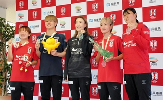 優勝の喜びを語ったＩＮＡＣ神戸の宮本ともみ監督（中央）と（右から）太田美月、山本摩也、大熊茜、久保田真生選手＝兵庫県庁