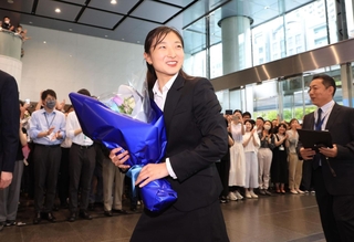 神戸市職員らに迎えられる坂本花織さん＝２１日午前、神戸市中央区加納町６（撮影・吉田敦史）