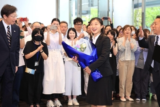 神戸市職員らから祝福を受ける坂本花織さん（中央）＝２１日午前、神戸市中央区加納町６（撮影・吉田敦史）