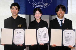 （左から）成年男子優勝の馬場治至、女子優勝の阿部晴菜、少年男子優勝の道上嵩琉
