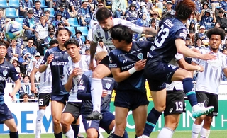 福岡－神戸　前半終了間際、ヘッドで先制点を決める神戸のトゥーレル（中央）＝ベスト電器スタジアム