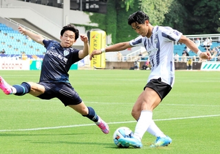 福岡－神戸　前半終了間際、左クロスを上げて先制点をアシストした神戸の武藤（右）＝ベスト電器スタジアム