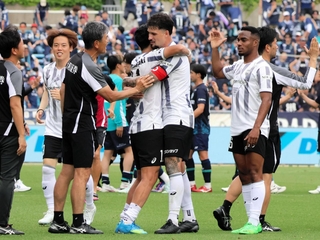 福岡－神戸　西の１位を決め、武藤と抱き合う神戸・トゥーレル（中央右）