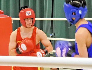 ボクシング男子ピン級決勝　優勝した西宮香風の山谷友優（左）