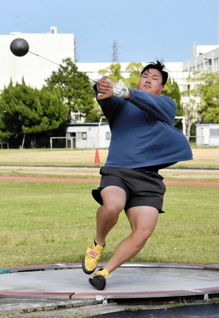 ハンマー投げの練習に励む山陽特殊製鋼の中川達斗＝姫路市、日ノ本学園