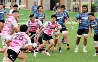 プレーオフ準決勝に向けて練習する神戸の選手たち＝神戸市東灘区のチームグラウンド