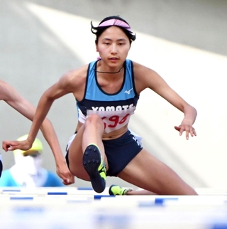 陸上女子１００メートル障害　１３秒２９の日本高校タイ記録で優勝した神戸山手グローバルの二階堂咲＝２９日、神戸市須磨区緑台、ユニバー記念競技場（撮影・斎藤雅志）