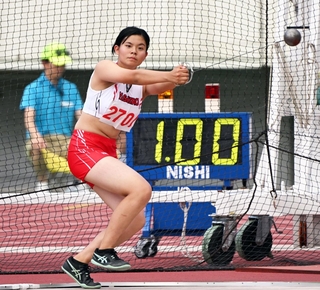陸上女子ハンマー投げ　４８メートル３７で優勝した社の執行琴葉＝いずれも撮影・斎藤雅志