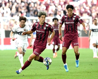 神戸-鹿島　前半、ドリブルで相手陣に攻め込む神戸の大迫（中央）。右は武藤＝ノエビアスタジアム神戸（撮影・風斗雅博）