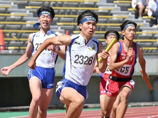 陸上男子４００メートルリレー決勝　関学の３走・平加佳志（左奥）からバトンを受け、走り出す４走・古今堂辰弥＝撮影・斎藤雅志