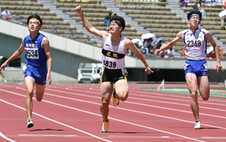 男子２００メートル決勝　２１秒１３の大会新記録で優勝した星陵の太田陸希（中央）＝撮影・斎藤雅志