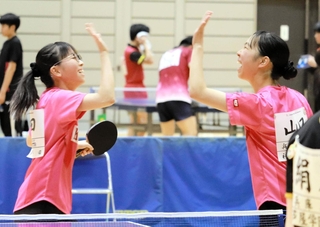 卓球女子ダブルス優勝を決め、喜び合う神戸野田の高田（左）山口組
