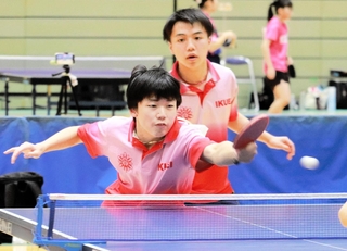 卓球男子ダブルス決勝をストレート勝ちした育英の西面（右）、松島組