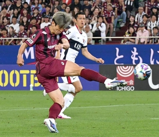 神戸-鹿島　後半、鋭いシュートで自身２点目のゴールを奪う神戸の大迫＝ノエビアスタジアム神戸（撮影・風斗雅博）