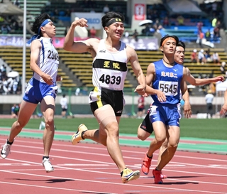 陸上男子２００メートル決勝　２１秒１３の大会新記録で優勝した星陵の太田陸希（中央）＝撮影・斎藤雅志