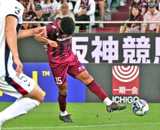 神戸－鹿島　後半、３点目となる強烈なシュートを決める神戸のジエゴ＝撮影・風斗雅博