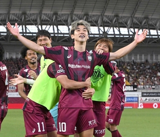 神戸－鹿島　後半、ハットトリックでチーム５点目を決め、チームメートから祝福を受ける神戸の大迫（中央）＝撮影・風斗雅博