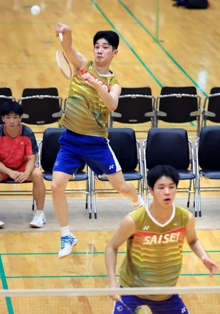 バドミントン男子団体決勝・彩星工科-社　第２ダブルスを制した彩星工科の西山尚吾（上）、沢田一心組＝兵庫県立文化体育館（撮影・吉田敦史）