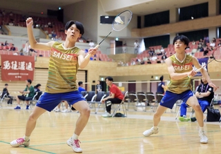 バドミントン男子団体決勝・彩星工科-社　息の合ったプレーで相手を圧倒した彩星工科の小川太幹（右）、中川康平組＝神戸常盤アリーナ（撮影・吉田敦史）