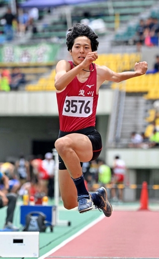 陸上男子三段跳び決勝　大会新記録で優勝した滝川の板野結希（撮影・大田将之） 