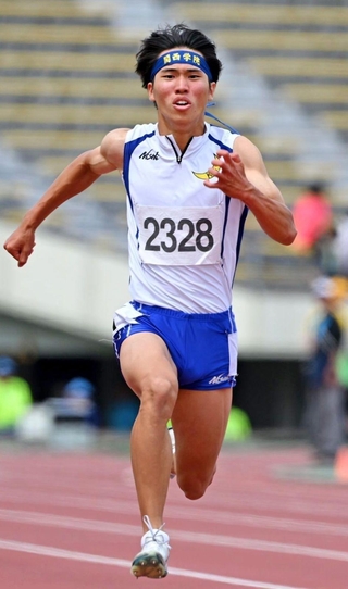 陸上男子１００メートル決勝　大会新記録で優勝した関学の古今堂辰弥＝神戸市須磨区、ユニバー記念競技場（撮影・大田将之）