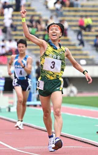 陸上男子５０００メートル競歩決勝　大会新記録で優勝し、人さし指を突き上げる市西宮の辻那悠太