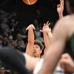 神戸-鹿児島　第１クオーター、３点シュートを決める神戸の木村＝ジーライオンアリーナ神戸（撮影・大田将之）