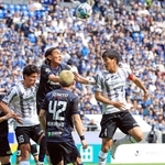 Ｇ大阪-神戸　前半、ゴール前で競り合う神戸のＤＦ山川哲史（右）ら＝パナソニックスタジアム吹田（撮影・吉田敦史）