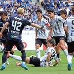 Ｇ大阪-神戸　前半、神戸の小松蓮（中央）が尻をつきながらボールをすくい上げるが押し込めず＝パナソニックスタジアム吹田（撮影・吉田敦史）