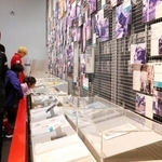阪神・淡路大震災の展示を見学するＩＮＡＣ神戸の宮本ともみ監督（左）ら＝神戸市中央区脇浜海岸通１、人と防災未来センター