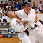 男子73キロ級決勝　延長の末に２連覇を飾った報徳高の福井大心（左）