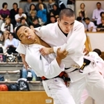 男子73キロ級決勝　延長の末に２連覇を飾った報徳高の福井大心（左）