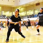 １部優勝決定戦・川西Ａ-緑ケ丘Ａ　第３ダブルスで攻める川西Ａの溝裕美（手前）と竹藤華梨のペア
