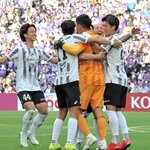 広島－神戸　ＰＫ戦の末に神戸が３試合ぶりの白星を飾り、権田を中心に同点弾の小松（右端）らが歓喜の輪をつくる