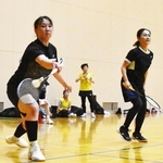 １部優勝決定戦・川西Ａ-緑ケ丘Ａ　第３ダブルスで攻める川西Ａの竹藤華梨（左）と溝裕美のペア