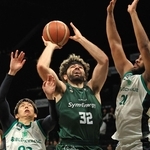 神戸－横浜ＥＸ　第１クオーター、シュートを放つ神戸のメイ＝ジーライオンアリーナ－（撮影・丸山桃奈）