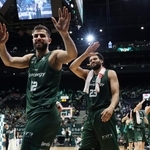 プレーオフ決勝に進み、スタンドへあいさつするセーレム（左端）ら＝ジーライオンアリーナ神戸（撮影・丸山桃奈）
