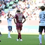 岡山に０-３で完敗し、肩を落とす神戸の大迫（中央）＝１０日午後、ノエビアスタジアム神戸（撮影・風斗雅博）