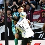 神戸-岡山　前半、岡山のポポと交錯する神戸の権田＝１０日午後、ノエビアスタジアム神戸（撮影・風斗雅博）