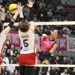 今季は不完全燃焼に終わった宮部藍梨（右）＝３月２９日、姫路市のヴィクトリーナ・ウインク体育館