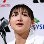 引退会見で涙が頰を伝う坂本花織＝１３日午前、神戸市中央区港島中町６、神戸ポートピアホテル（撮影・斎藤雅志）
