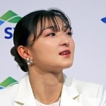 競技生活などをまとめた映像を見て、涙を浮かべる坂本花織＝１３日午前、神戸市中央区港島中町６、神戸ポートピアホテル（撮影・笠原次郎）