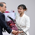 家次恒シスメックス会長（左）から花束を受け取る坂本花織＝１３日午前、神戸市中央区港島中町６、神戸ポートピアホテル（撮影・斎藤雅志）