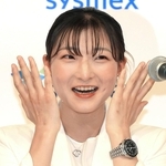 引退会見で涙でほほを濡らしながら、笑顔を見せる坂本花織＝１３日午前、神戸市中央区港島中町６、神戸ポートピアホテル（撮影・丸山桃奈）