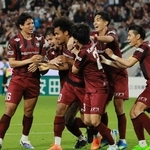 神戸-京都　後半、先制ゴールを決めて喜ぶンドカ（左から３人目）ら＝ノエビアスタジアム神戸（撮影・鈴木雅之）
