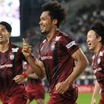神戸-京都　後半、先制ゴールを決めて喜ぶンドカ（中央）＝ノエビアスタジアム神戸（撮影・鈴木雅之）