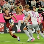 神戸-京都　前半、シュートを放つ神戸の大迫（左）＝ノエビアスタジアム神戸（撮影・鈴木雅之）