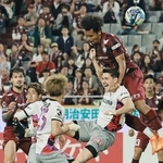 神戸-京都　後半、頭で先制ゴールを決めるンドカ（右上）＝撮影・鈴木雅之