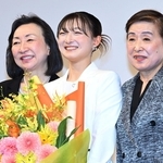 記念写真に納まる中野園子コーチ（右）、グレアム充子コーチ（左）と坂本花織＝１３日午前、神戸市中央区港島中町６、神戸ポートピアホテル（撮影・斎藤雅志）
